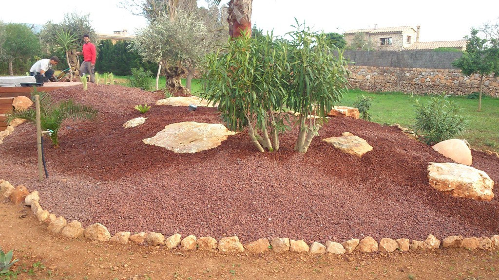 Jardin con canto rodado volcánica roja 10/15