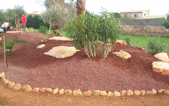 Jardin con canto rodado volcánica roja 10/15